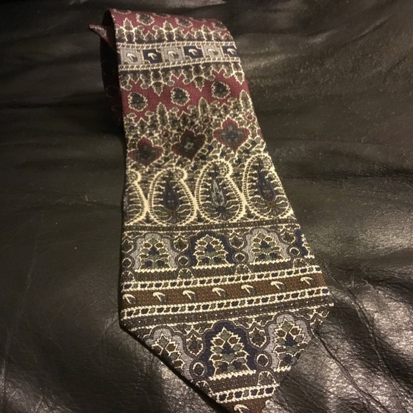 Retro Pierre Cardin Paris paisley tie- silk tie- made in Canada- Dapper looking - Picture 6 of 9